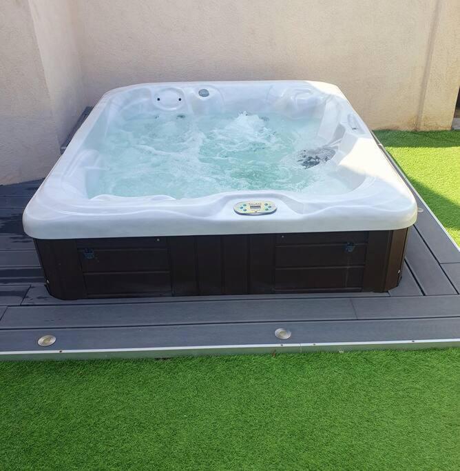 Joli Haut De Villa 3 Chambres Climatise Avec Jacuzzi Marignane Bagian luar foto